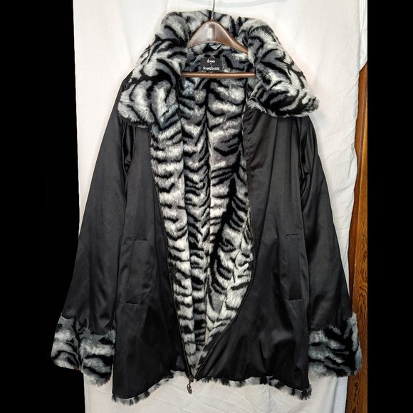 Exquisite DENNIS BASSO Sz 1X Gray, White & Black Womens REVERSIBLE Faux Fur Coat - Picture 6 of 6